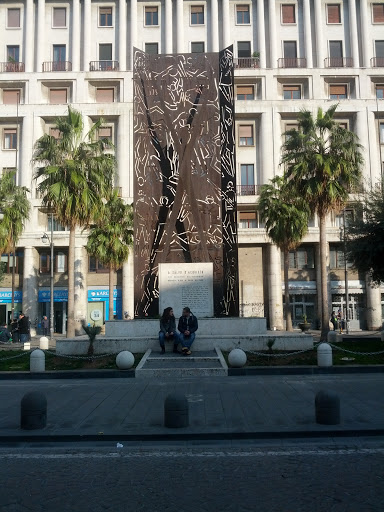 File:Monumento a Salvo D'Acquisto - Napoli - Italia - Napoli, Campania.jpg