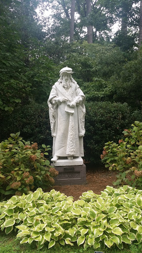 Da Vinci Statue - Norfolk, VA.jpg