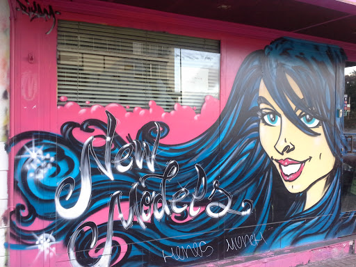 File:Arte En La Calle Chica New Models - Madrid, Comunidad de Madrid.jpg