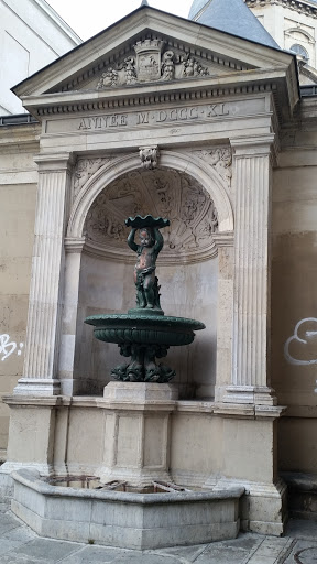 Fontaine devant le lycÃ©e Charlemagne - Paris, Île-de-France.jpg