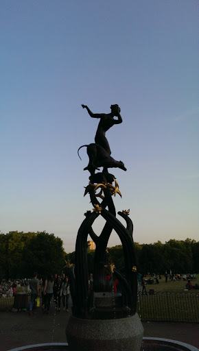 Fountain in Green Park - London, England.jpg