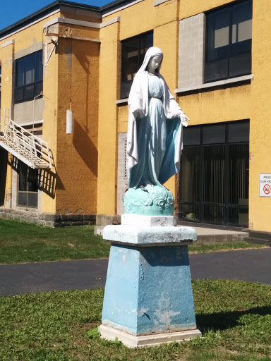 File:Statue D'une Religieuse Sur Un Serpent - Ville de Québec, QC.jpg