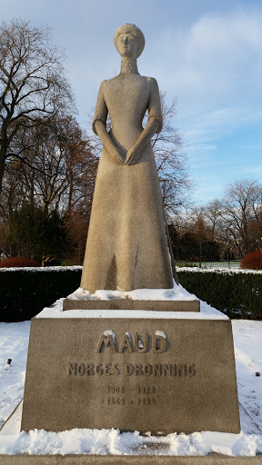 Statue of Queen Maud - Oslo, Oslo.jpg