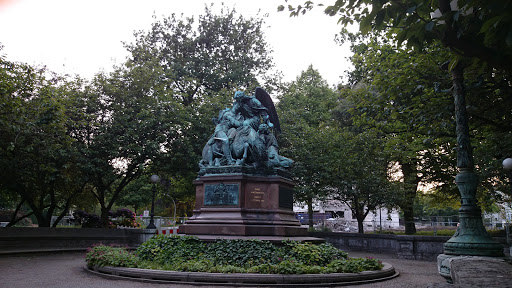 File:Denkmal "Den tapferen Soehnen Die dankbare Stadt 1870-1871" - Hamburg, HH.jpg