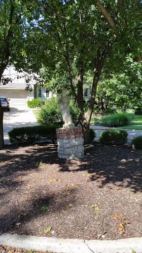 Statue of a woman - Leawood, KS.jpg