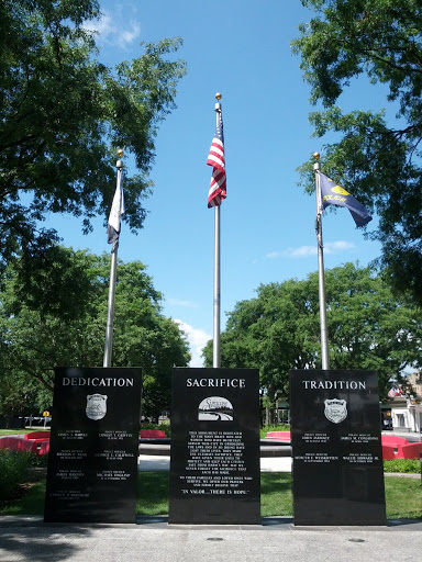 File:Forman Park - Fallen Police Memorial - Syracuse, NY.jpg