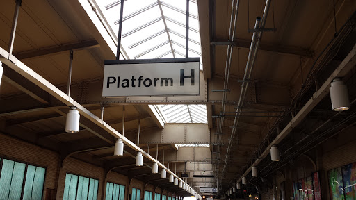 File:Path Station Incoming to Newark Penn Platform H - Newark, NJ.jpg