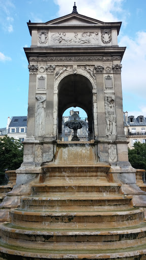 Fontaine des Innocents - Paris, Île-de-France.jpg