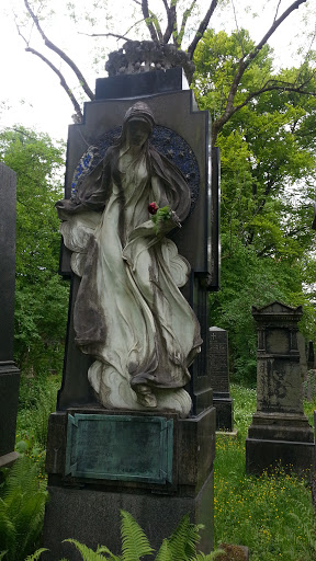 Grave with a Rose - München, BY.jpg
