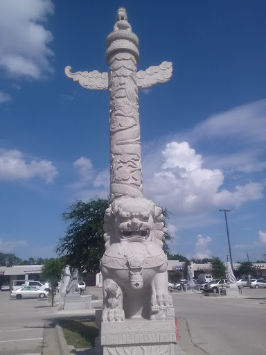 File:Mother Lion Guardian at the Gates of China Town - Richardson, TX.jpg