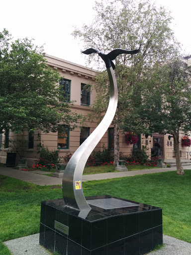 File:"Flight of the Raven" by Roy Peratrovich Jr. - Anchorage, AK.jpg