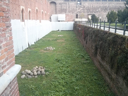 File:Palle Per Catapulta Nel Fossato Del Castello Sforzesco - Milano, Lombardia.jpg
