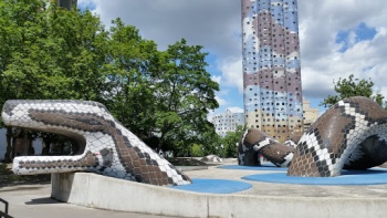 Le Serpent De Pierre - Nanterre, Île-de-France.jpg