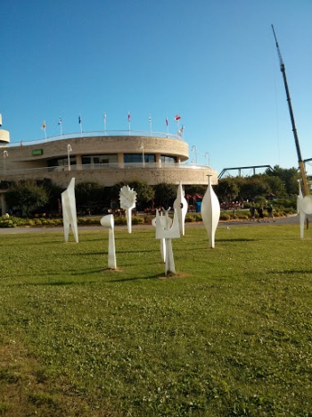 White Statues at the Civilization Museum - Gatineau, QC.jpg