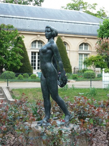 Jeune Fille En Fleur - Paris, Île-de-France.jpg