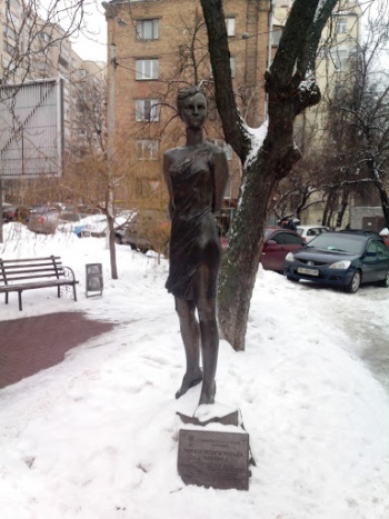 Zoya Kosmodemyans'ka Statue - Kyiv, Kyiv city.jpg