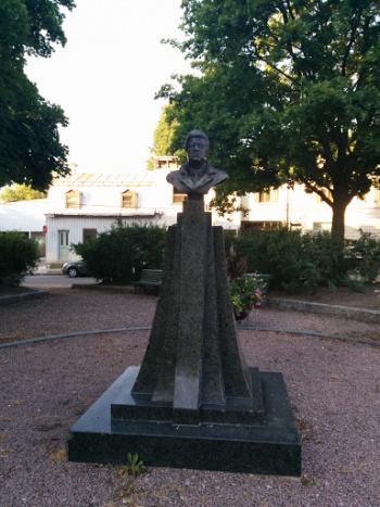 Statue Roger-Lemelin - Ville de Québec, QC.jpg