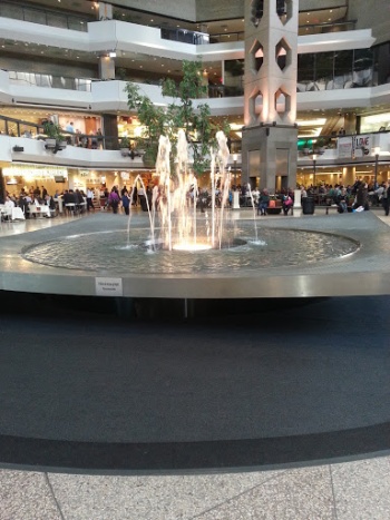 Chute d'eau Complexe Desjardins - Montréal, QC.jpg