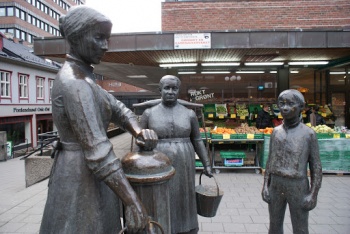 Konene ved vannposten - Oslo, Oslo.jpg
