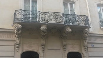 Les Lions Sous Le Balcons - Paris, Île-de-France.jpg