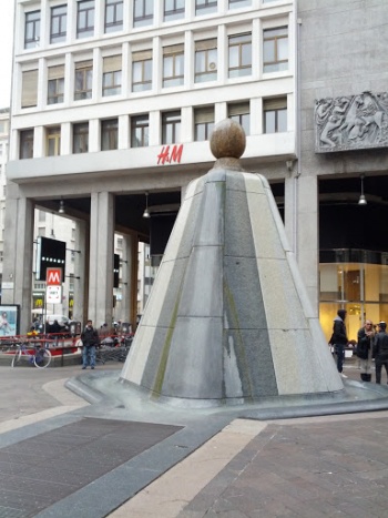 Fontana Piazza San Babila - Milano, Lombardia.jpg