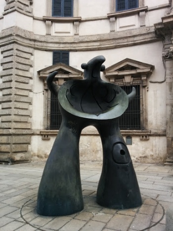Moore Sculpture - Milano, Lombardia.jpg