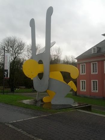 Head Through Belly - Oberhausen, NRW.jpg