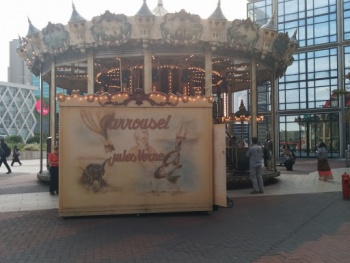 Carousel De La DÃ©fense - Puteaux, Île-de-France.jpg
