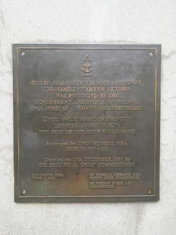 Queen Victoria Statue - Woolloomooloo, NSW.jpg