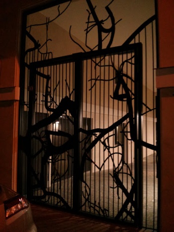 Portail en mÃ©tal forgÃ© torsadÃ© - Suresnes, Île-de-France.jpg