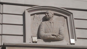 Sir Simon Milton Bust - London, England.jpg