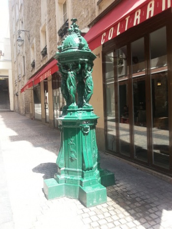 Fontaine Wallace Aux Biches - Paris, Île-de-France.jpg