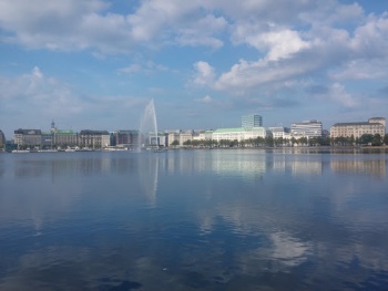 Binnenalster mit FontÃ¤ne - Hamburg, HH.jpg